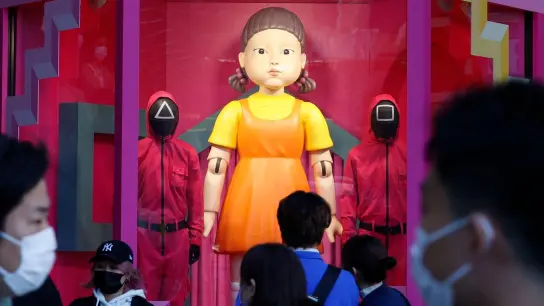 Überdimensionale Nachbildung der „Younghee“-Puppe aus der südkoreanischen Netflix-Serie „Squid Game“ in Tokio. (Foto: Rodrigo Reyes Marin/ZUMA Press Wire/dpa)
