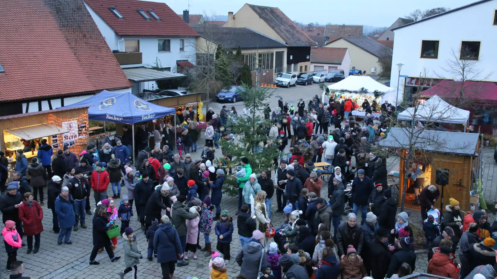 Festlich geschmückte Stände und weihnachtliche Düfte erfüllen den Dorffestplatz mit stimmungsvoller Vorfreude. (Foto: Alexander Biernoth)