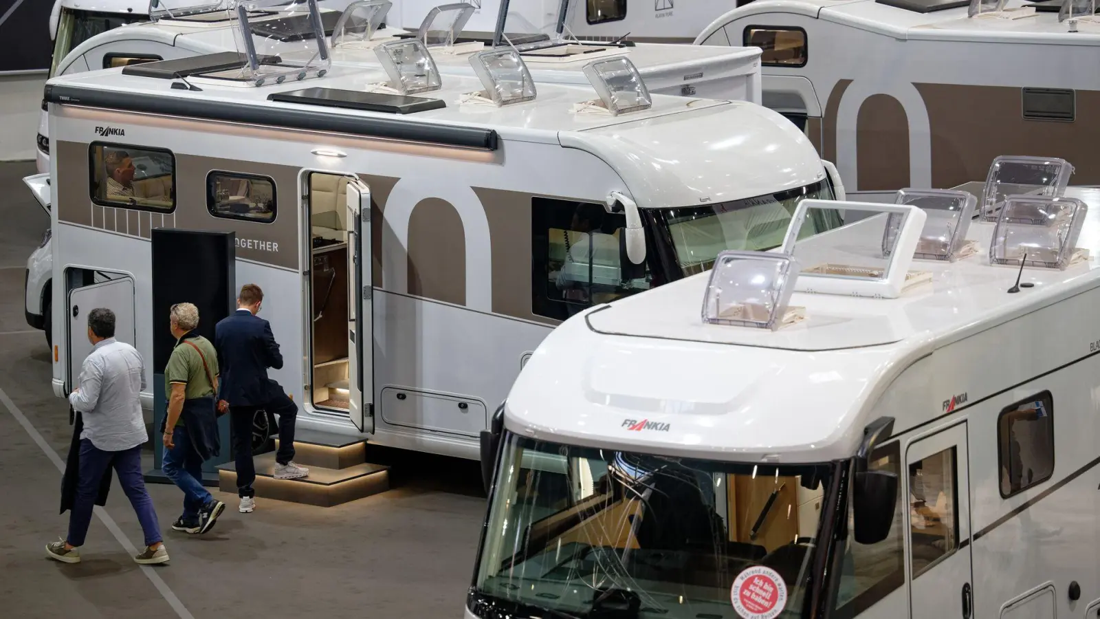 Bis zum 7. September zeigen beim „Caravan Salon“ in Düsseldorf mehr als 810 Aussteller in 15 Messehallen und auf dem Freigelände das Angebot an Campingmobilen. (Foto: Henning Kaiser/dpa/dpa-tmn)