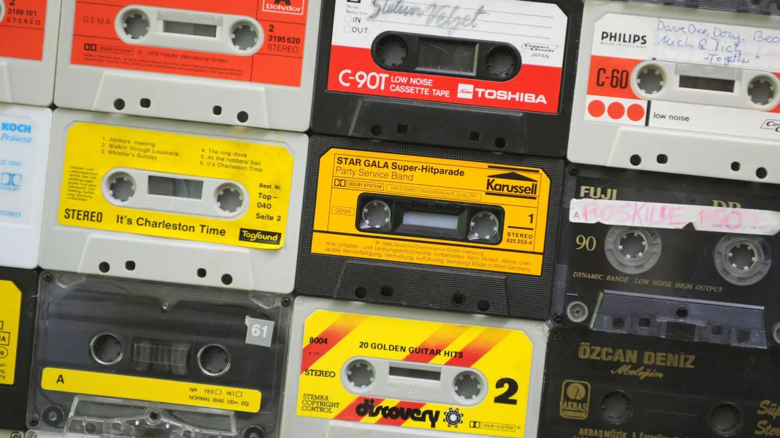 Bevor das Magnetband zerbröselt, sollte man aus den Kassetteninhalten der Lieblings-Tapes Audiodateien machen. (Foto: Christian Charisius/dpa/dpa-tmn)