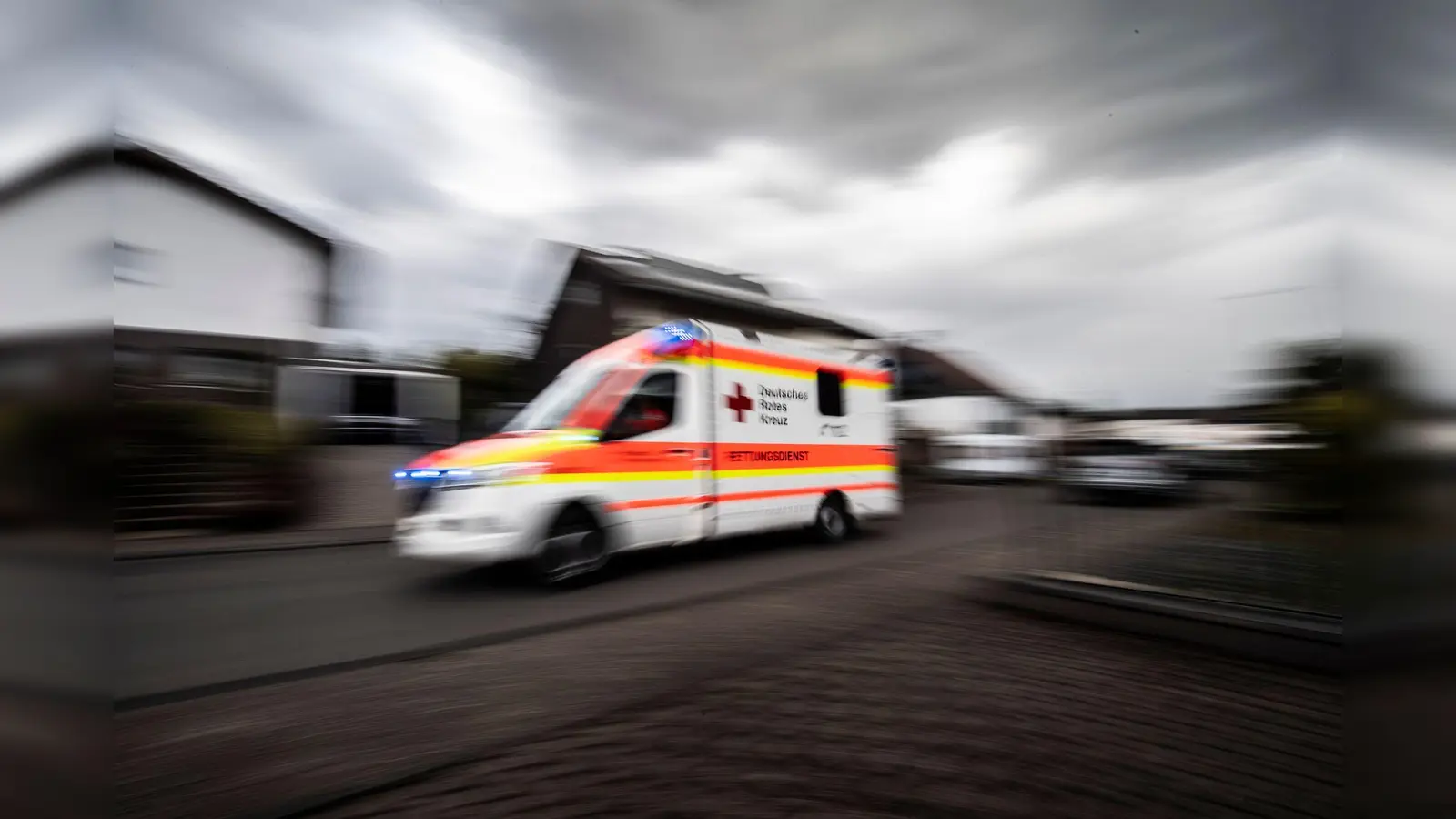 Auch im Rettungswagen können die Sanitäter dem Mann nicht mehr helfen. (Symbolbild) (Foto: Boris Roessler/dpa)