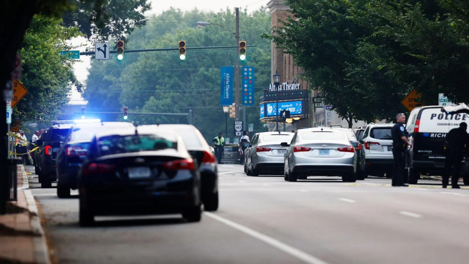 Einsatzwagen der Polizei stehen vor dem Gebäude in Richmond im US-Bundesstaat Virginia, wo zwei Menschen erschossen wurden. (Foto: Mike Kropf/Richmond Times-Dispatch/AP/dpa)