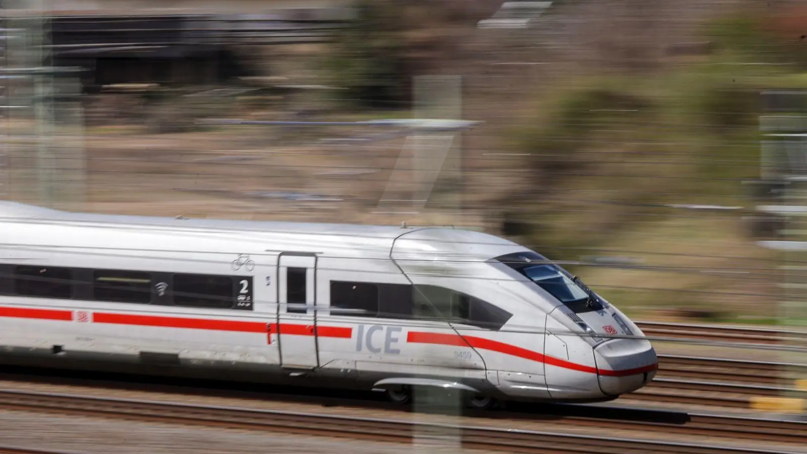 Eine defekte Klimaanlage bremste einen ICE in Unterfranken in Fahrtrichtung Norden aus. (Symbolbild) (Foto: Jan Woitas/dpa)