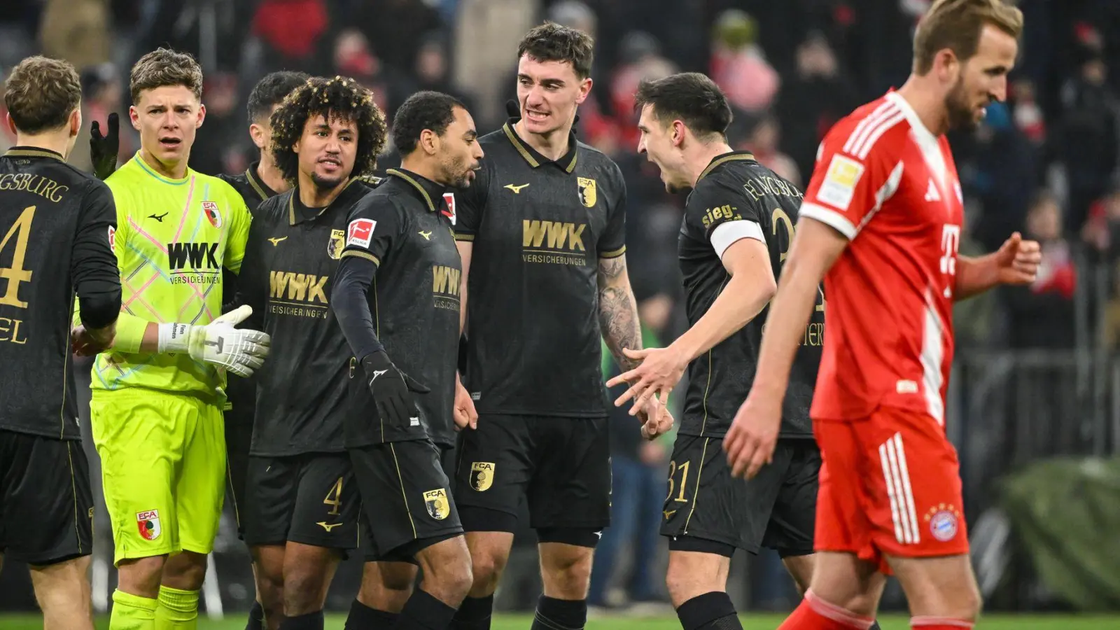 Die Bayern um Harry Kane (r) schlichen als Verlierer vom Platz. (Foto: Peter Kneffel/dpa)