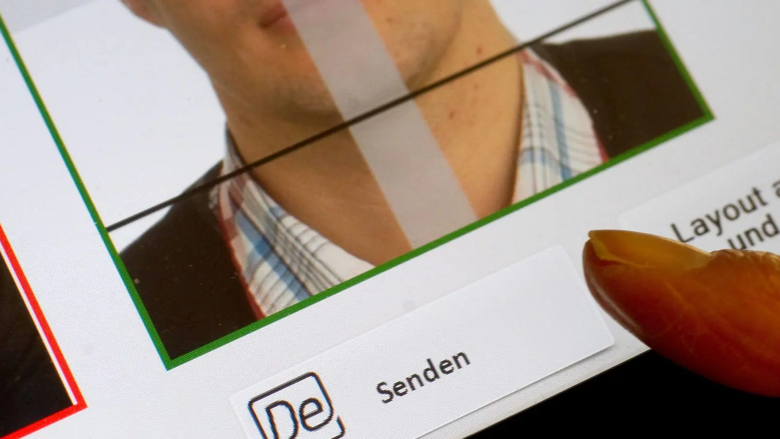 Ab August ist auf den Bürgerämtern Schluss mit Papierfotos. (Archivbild) (Foto: Swen Pförtner/dpa)