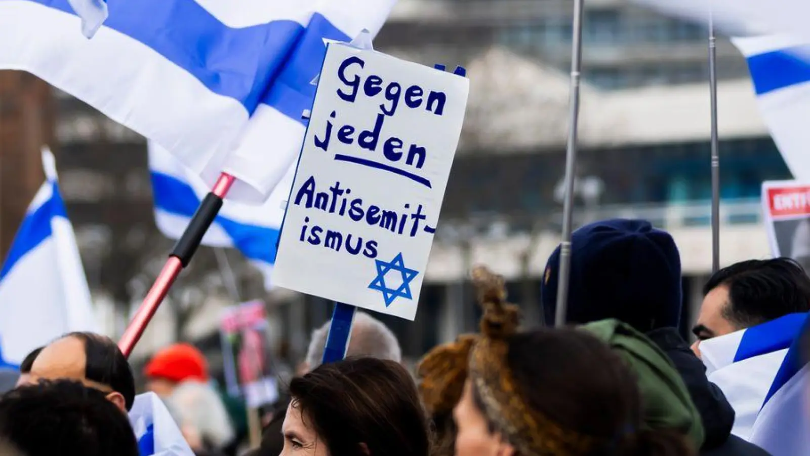 Menschen demonstrieren in Berlin mit Israelischen Fahnen gegen Antisemitismus und für Solidarität mit Israel. (Foto: Christoph Soeder/dpa)