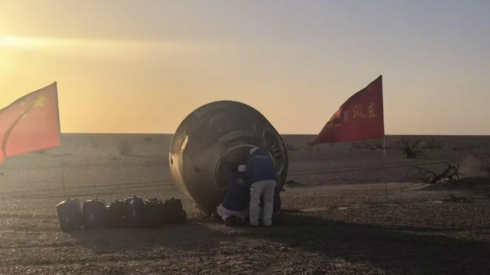 Die Raumkapsel landete wie geplant in der Inneren Mongolei.  (Foto: Wang Jiangbo/XinHua/dpa)