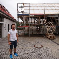 Robert Domocos führt seinen Betrieb seit 2025 aus dem Wilhermsdorfer Ortsteil Dippoldsbetrg. Gegen die Ablehnung seines Bauantrags für ein Mehrfamilienhaus will er jetzt klagen.  (Foto: Heinz Wraneschitz)
