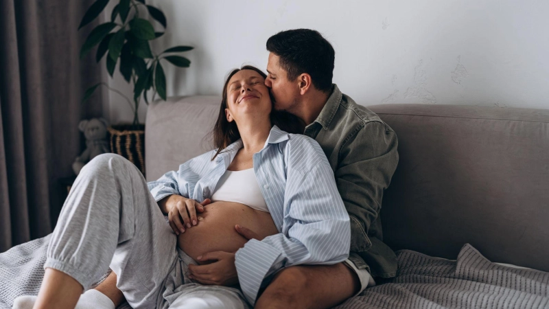 Bald zu dritt, aber vorher noch etwas Spaß zu zweit? Eine Schwangerschaft verändert das Sexleben.  (Foto: Katsiaryna Andreyeshchava/Westend61/dpa-tmn)