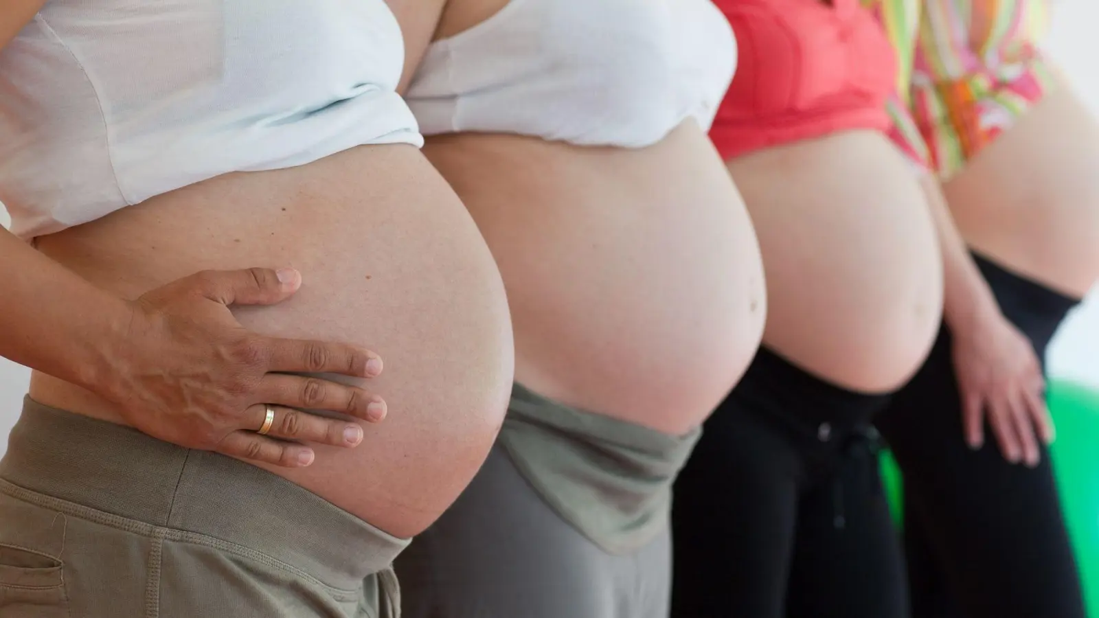 Ob Yoga, Pilates oder Wassergymnastik: Es gibt zahlreiche Sportkurse speziell für Schwangere.  (Foto: Patrick Pleul/dpa/dpa-tmn)