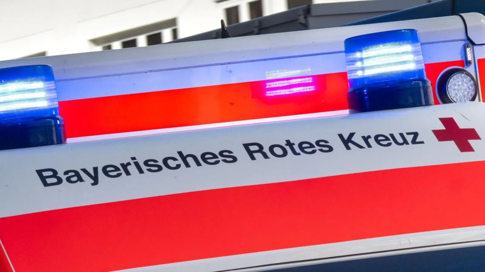 Für den Fahrer kommt jede Hilfe zu spät. (Symbolbild) (Foto: Peter Kneffel/dpa)