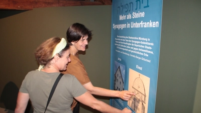 Unter anderem gehören acht Schautafeln zur Ausstellung „Mehr als Steine. Synagogen in Unterfranken“. (Foto: Hans-Bernd Glanz)