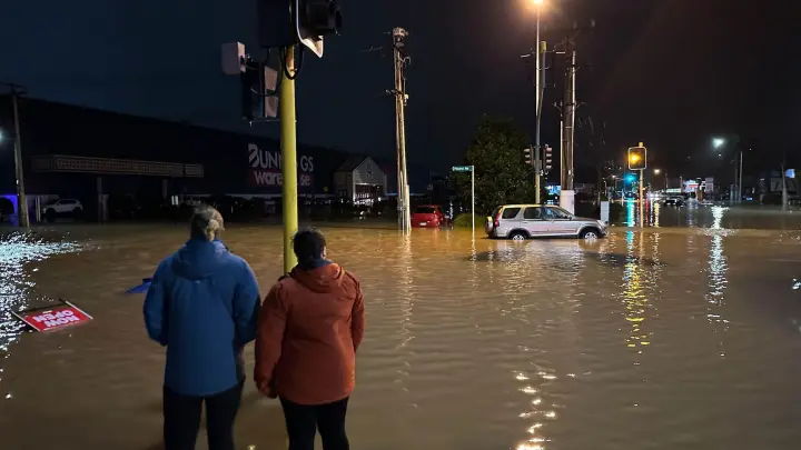Nach massiven Regenfällen stehen weite Teile Aucklands unter Wasser. (Foto: Li Qiaoqiao/XinHua/dpa)