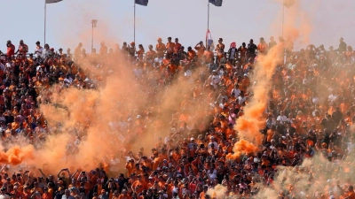 Der orange Rauch über den Fans von Max Verstappen dürfte der Vergangenheit angehören. Der Einsatz von Pyros ist seit vergangenem Oktober bei Fia-Veranstaltungen untersagt. (Foto: Peter Dejong/AP/dpa)