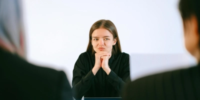 Ein Vorstellungsgespräch kann herausfordernd sein. Doch mit der richtigen Vorbereitung, vom Firmenwissen bis zur Selbstpräsentation, können Sie überzeugen. (Foto: Pexels)