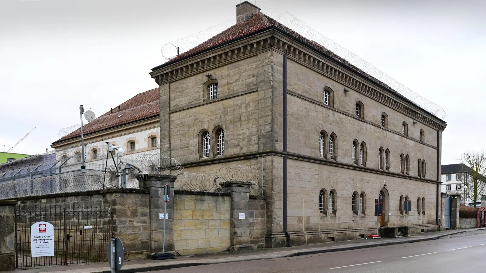 An der Fassade zur Straße hin wird sich bei der Modernisierung wenig ändern. Der Altbau der Justizvollzugsanstalt steht unter Denkmalschutz. (Foto: Jim Albright)