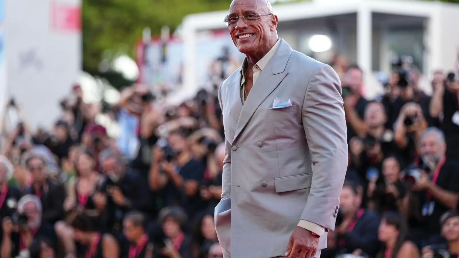 „The Rock“ vor dem Festivalpalast. (Foto: Scott A Garfitt/Invision/AP/dpa)