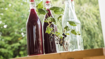 Vitamingeber: Muttersaft ist ein besonders reiner Direktsaft aus der ersten Pressung von säurehaltigen Früchten und ist reich an Vitaminen. (Foto: Christin Klose/dpa-tmn)