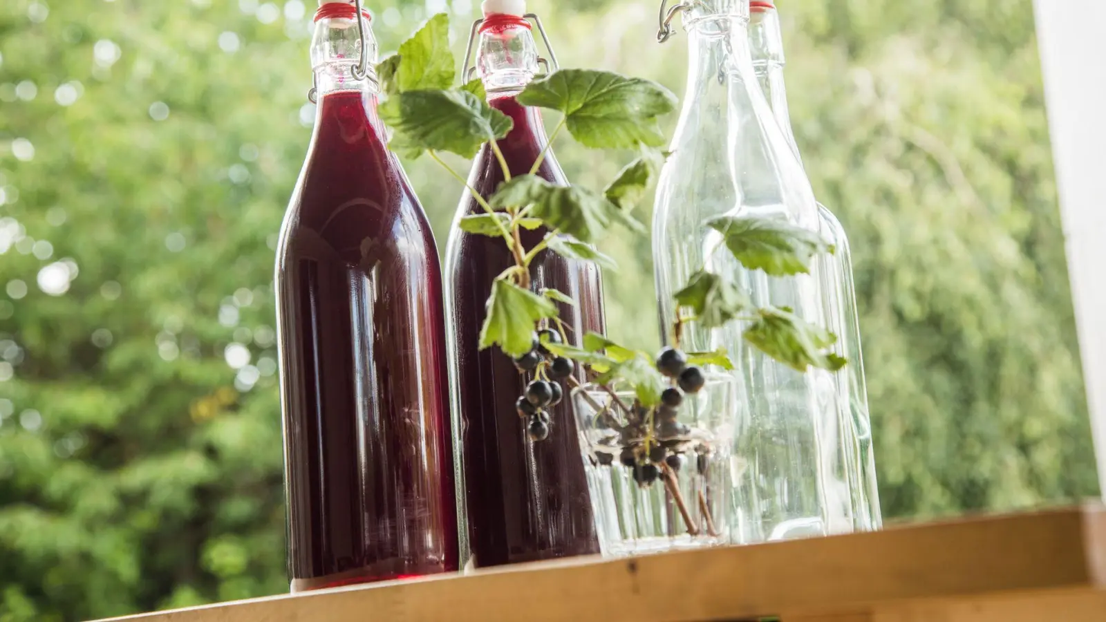 Vitamingeber: Muttersaft ist ein besonders reiner Direktsaft aus der ersten Pressung von säurehaltigen Früchten und ist reich an Vitaminen. (Foto: Christin Klose/dpa-tmn)