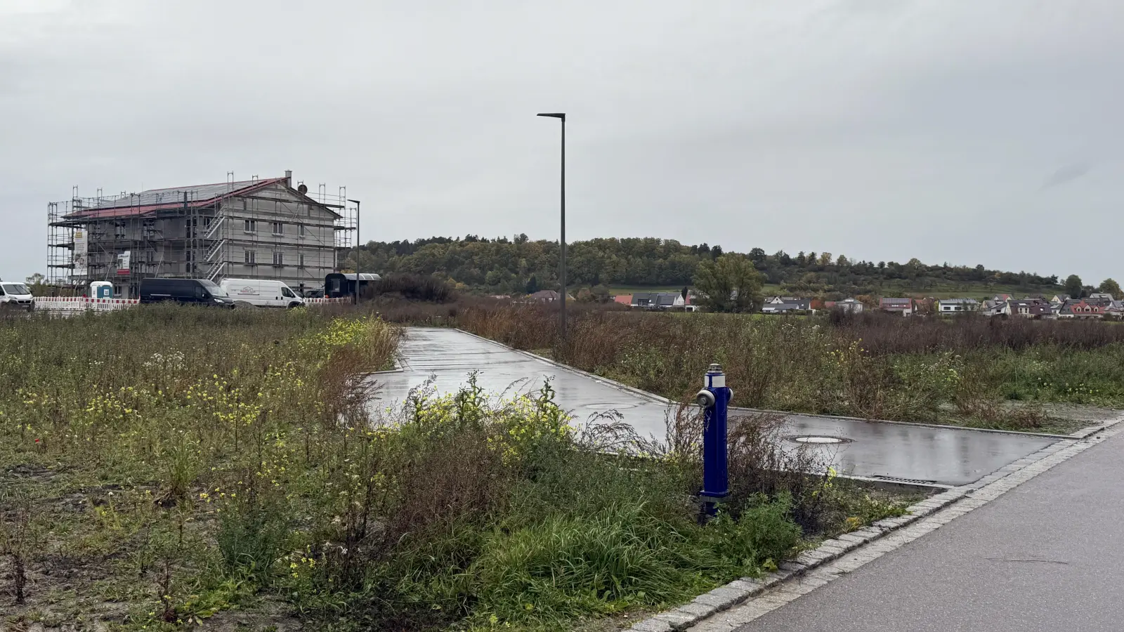 Um die Gestaltung dieser kurzen Verbindung zwischen zwei Wohngebieten streitet man sich in Herriedens Stadtrat schon lange. Nun soll ein Kompromiss gefunden werden.  (Foto: Susanne Pöhlmann)