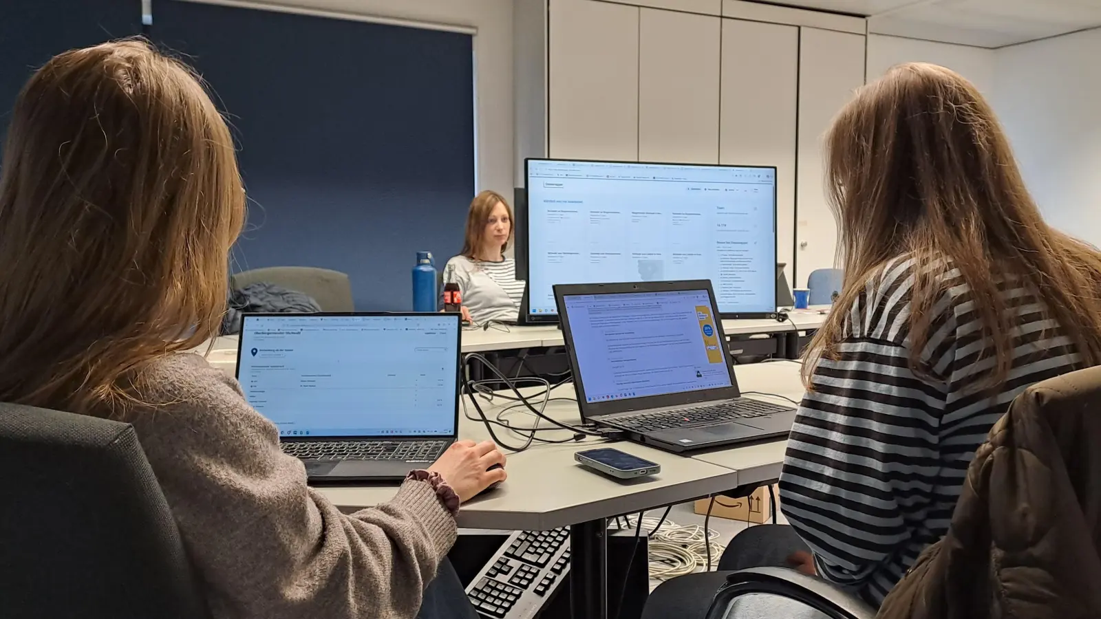 Tiefkonzentriert aktualisieren die Mitarbeitenden fleißig die Artikel. (Foto: Johannes Hirschlach)