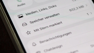 Im Menüpunkt „Speicher verwalten“ bei WhatsApp kann man große Mediendateien direkt in einem Chat finden und löschen. (Foto: Franziska Gabbert/dpa-tmn)