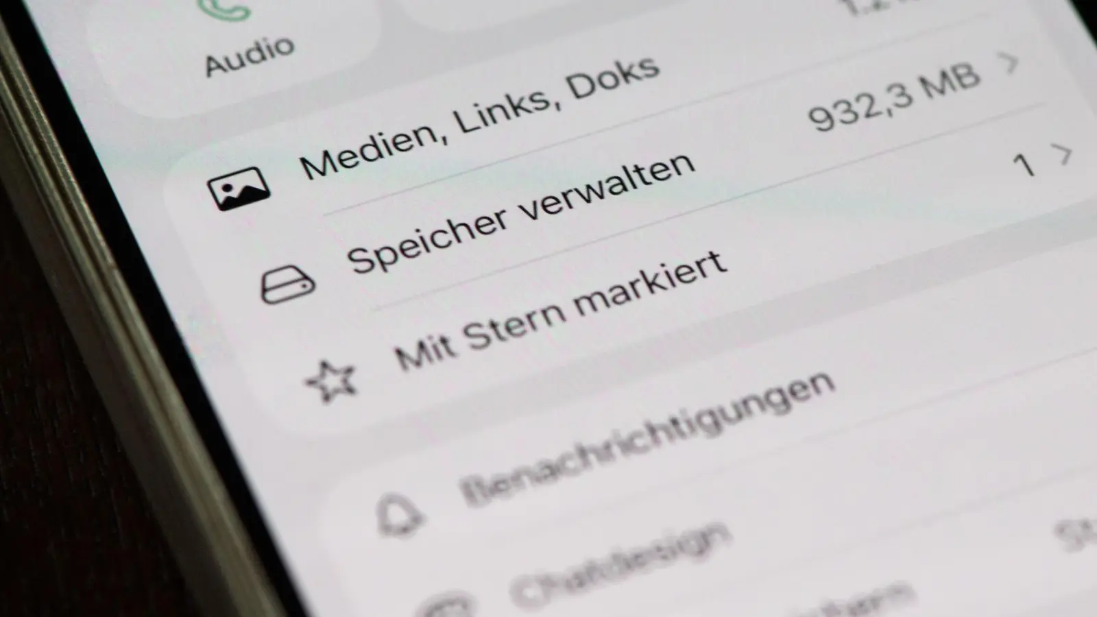 Im Menüpunkt „Speicher verwalten“ bei WhatsApp kann man große Mediendateien direkt in einem Chat finden und löschen. (Foto: Franziska Gabbert/dpa-tmn)