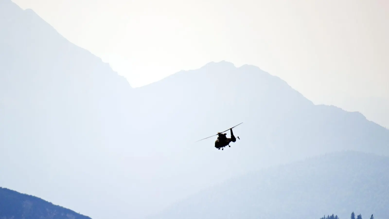 Eine fünfköpfige Familie aus Dresden hat die Anstrengungen einer Bergtour unterschätzt und musste per Rettungshubschrauber ins Tal geflogen werden. (Symbolbild) (Foto: picture alliance / dpa)
