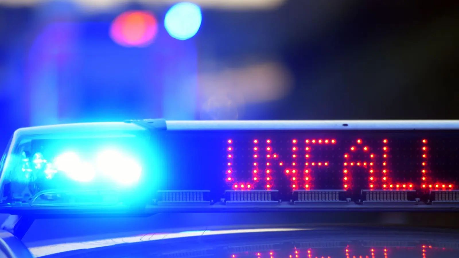 Der Autofahrer wurde bei dem Unfall laut Polizei leicht verletzt. (Symbolbild) (Foto: Stefan Puchner/dpa)