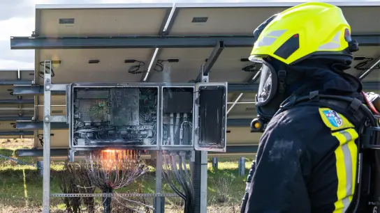 Ein Wechselrichter geriet an der Freiflächen-Photovoltaik-Anlage bei Altmannshausen am Montagmittag in Brand. (Foto: Johann Schmidt)
