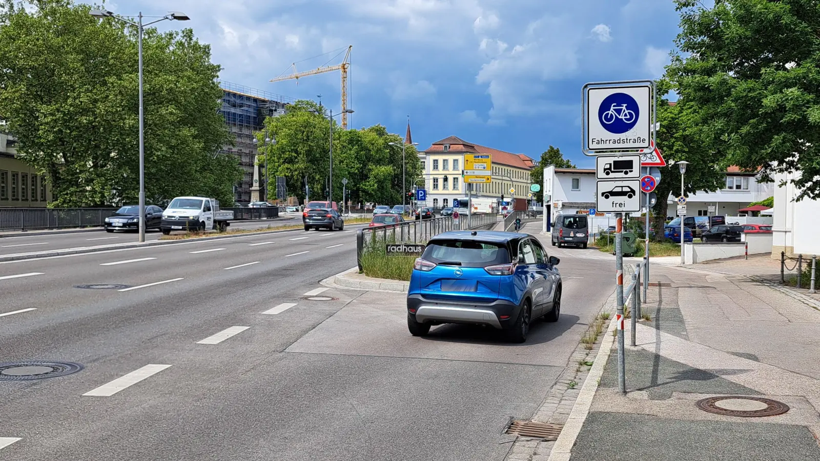 Um wenige Sekunden an der roten Ampel zu sparen, nutzen viele Verkehrsteilnehmer die Alexanderstraße, um die Schlosskreuzung zu umfahren – und ignorieren dabei die geltenden Regeln. (Foto: Florian Schwab)