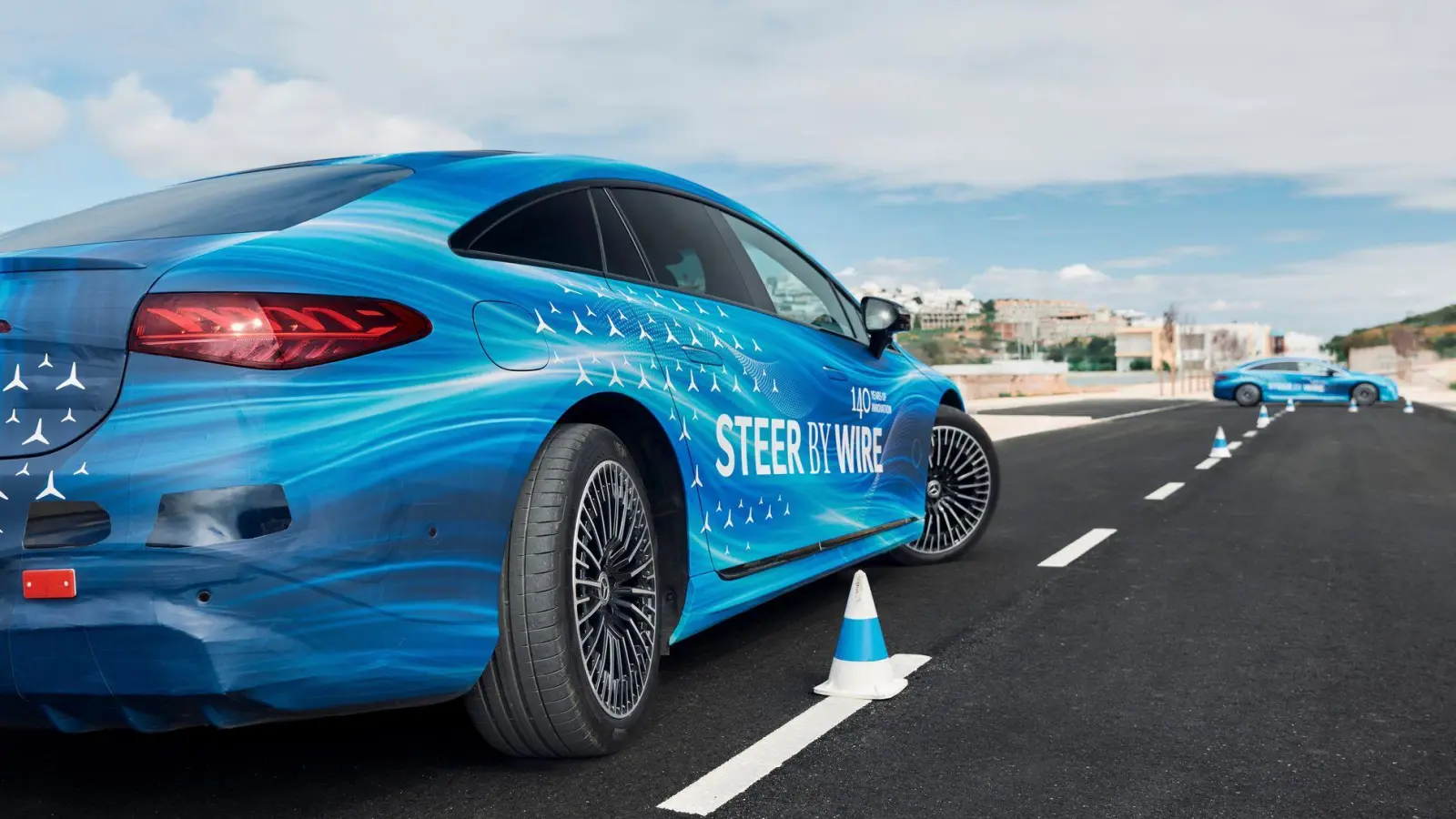 Revolutionäre Lenkung: Der Mercedes EQS erhält als erstes Modell der Marke die neue Steer-by-Wire-Technik, bei der Lenkvorgaben elektronisch statt mechanisch übertragen werden. (Foto: Maximilian Balazs/Mercedes-Benz AG/dpa-tmn)