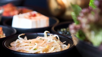 Egal, ob echte Sojasprossen oder „Falsche“ aus Mungbohnen (Bild) - beide geben vielen Gerichten eine frische, knackige Note. (Foto: Franziska Gabbert/dpa-tmn)