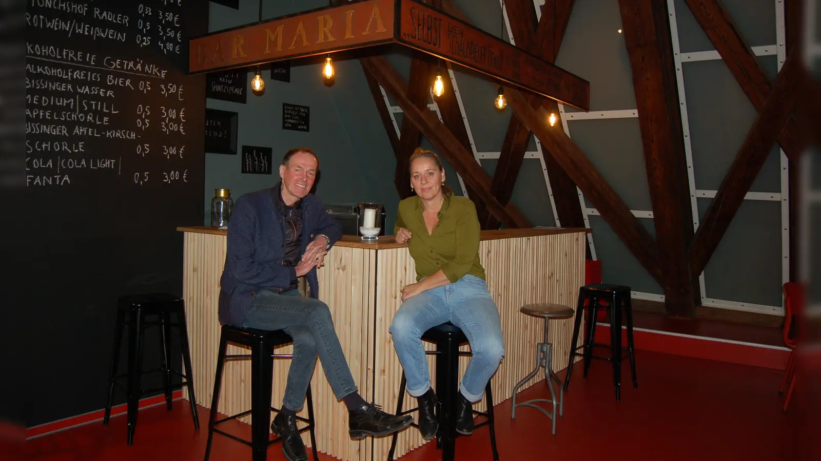 Im Foyer des Theaters im Spitalhof gaben Oberbürgermeister Dr. Christoph Hammer und Intendantin Jasmin Meindl einen Vorgeschmack auf die Sommerfestspiele 2026. Für Meindl ist es die erste Freilichtsaison in Dinkelsbühl. (Foto: Markus Weinzierl)