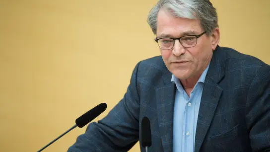 Sepp Dürr (Bündnis 90/Die Grünen) spricht 2018 bei einer Sitzung im Landtag. (Foto: Lino Mirgeler/dpa/Archivbild)