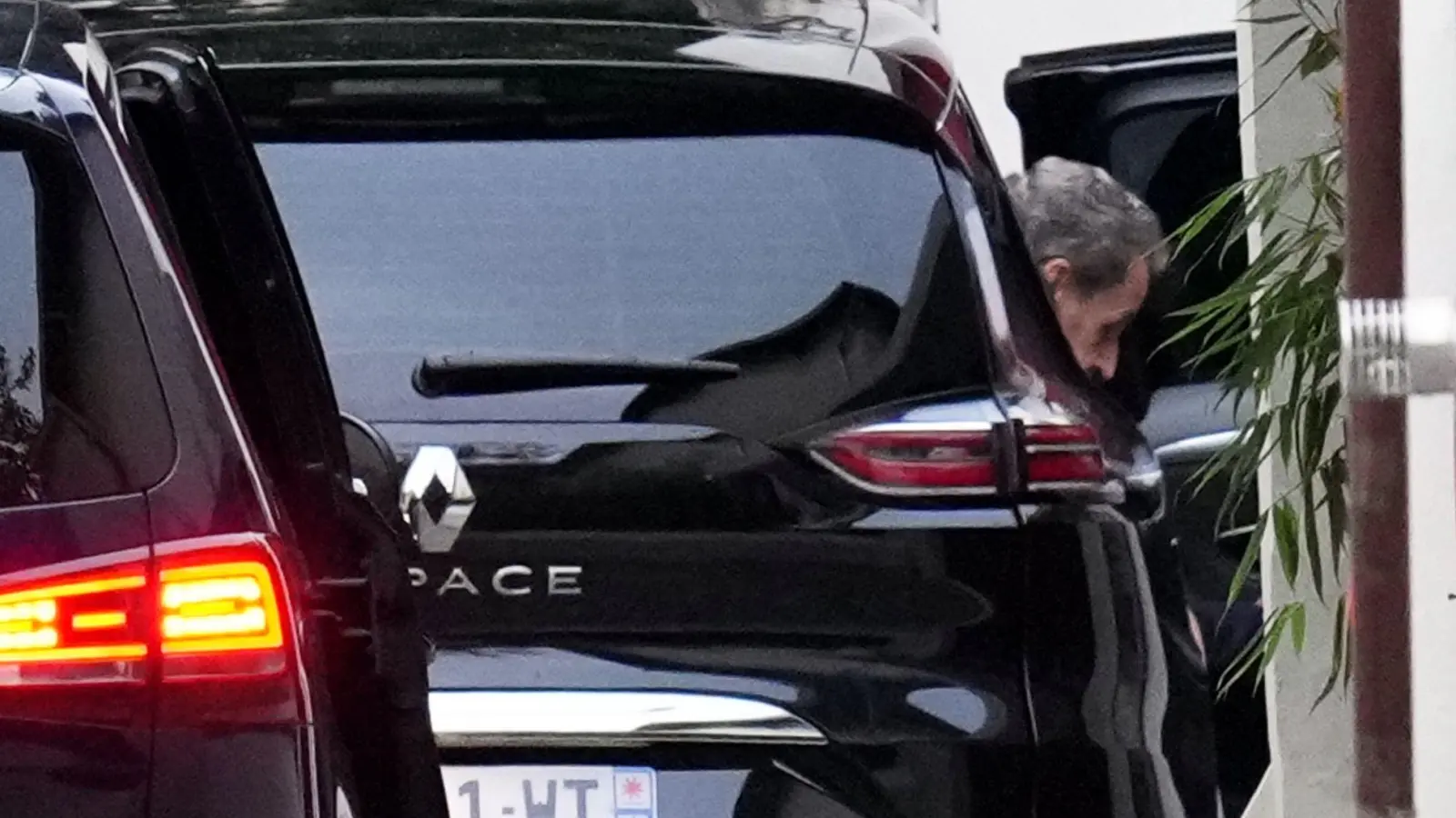 Sarkozy ist nach drei Wochen Haft wieder zu Hause. (Foto: Christophe Ena/AP/dpa)