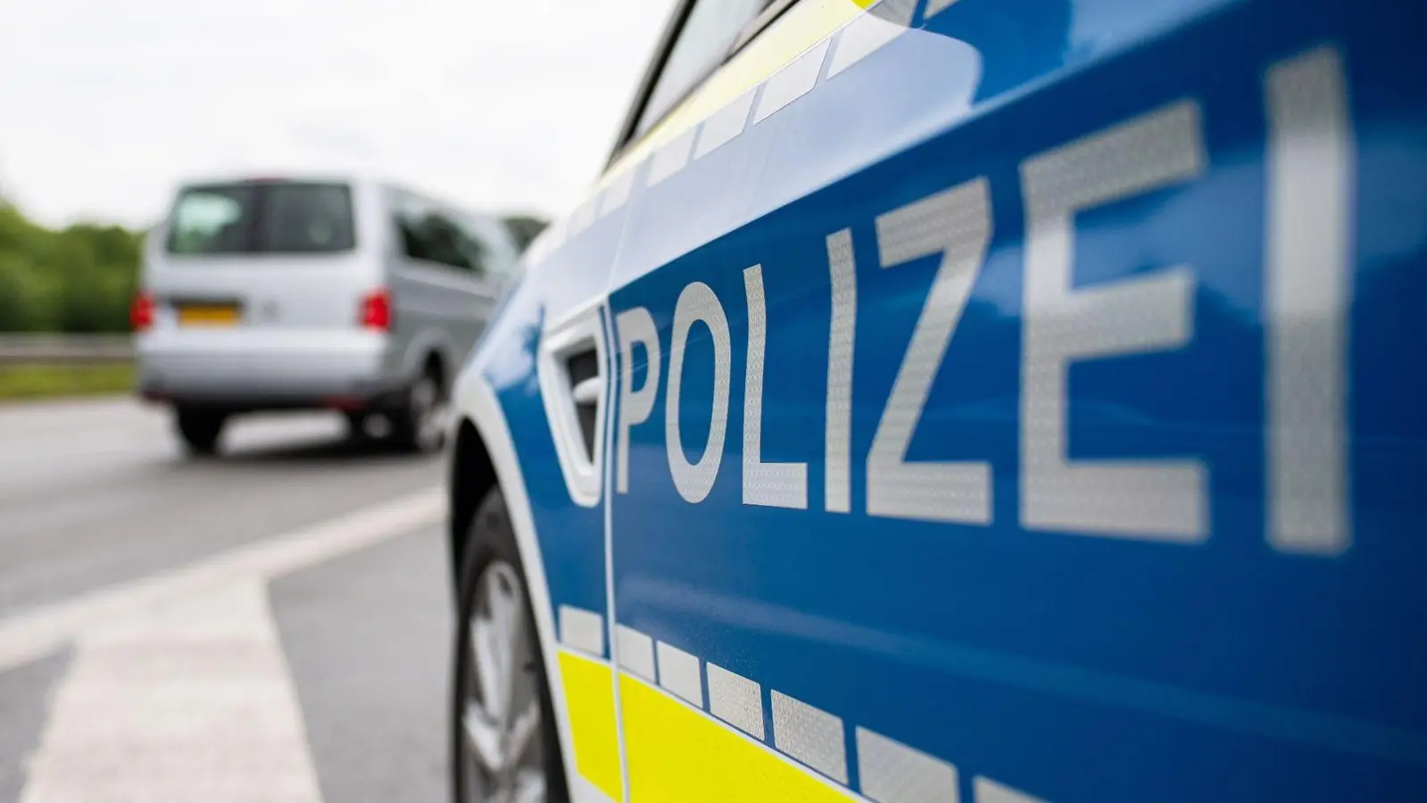 Die Polizei musste in Kurzendorf bei Ansbach einen Unfall aufnehmen, bei dem ein Mann im Schlaf eine Mauer gerammt hatte. (Symbolbild: Guido Kirchner/dpa)