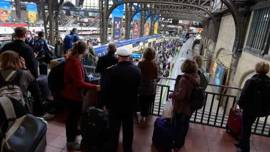 Reisende warten im Hamburger Hauptbahnhof auf ihre Züge. Wegen eines Kabelbrandes kommt es im Fernverkehr zu starken Beeinträchtigungen. (Foto: Jonas Walzberg/dpa)