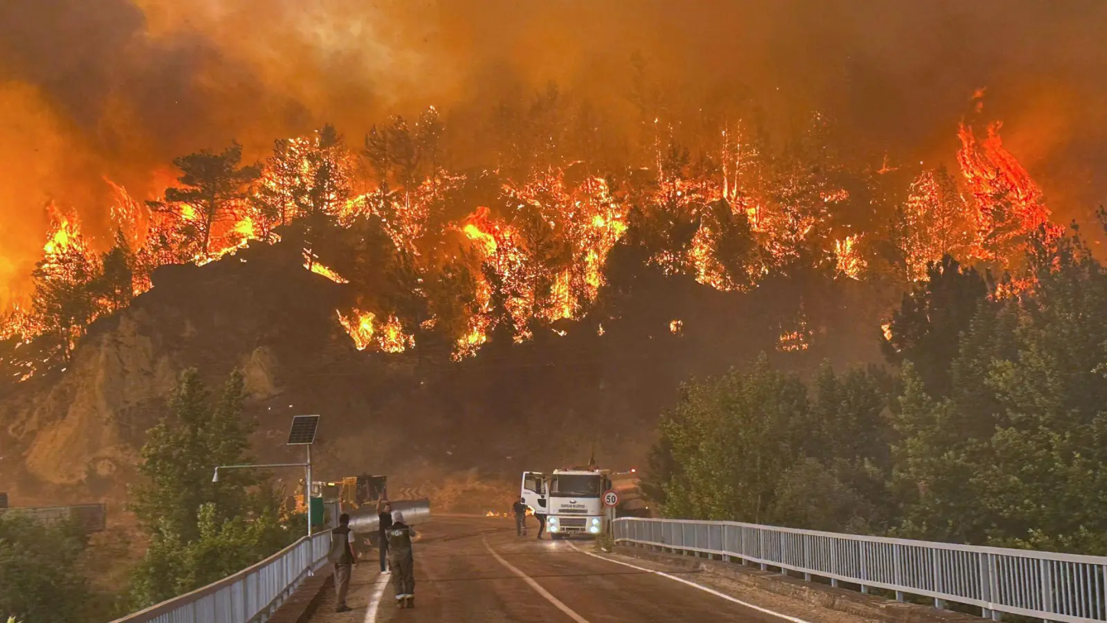 Ein Waldbrand wütet in einem Waldgebiet in der Nähe des Dorfes Cavuslar im Bezirk Karabuk im Nordwesten der Türkei (Foto: Ridvan Bostanci/IHA/dpa)