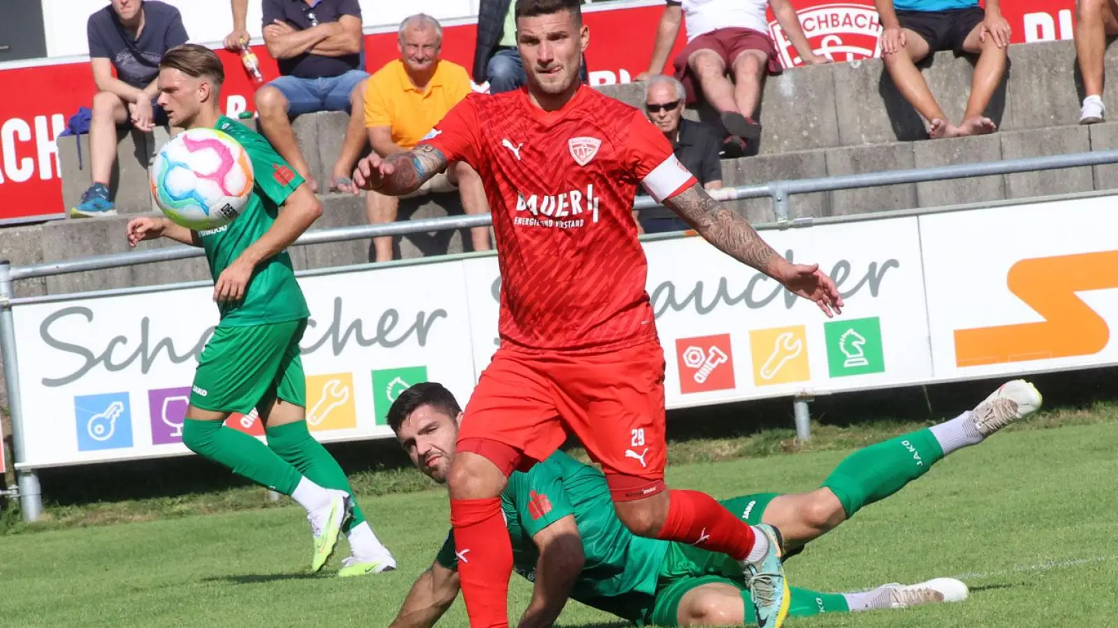 Debüt im Mittelfeld: Der Ansbacher Neuzugang Michael Kleinschrodt (am Boden) hat hier das Nachsehen gegen den Buchbacher Aleksandro Petrovic. <br> (Foto: Michael Buchholz)