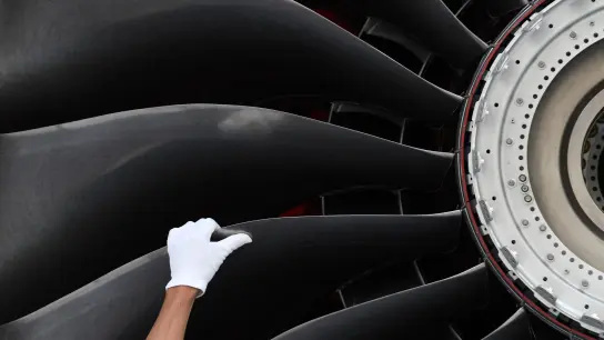Ein neuartiges Flugzeugtriebwerk vom Typ Rolls-Royce Trent XWB. Deutschlands Maschinenbauer haben gut zu tun. (Foto: Ralf Hirschberger/dpa-Zentralbild/dpa)