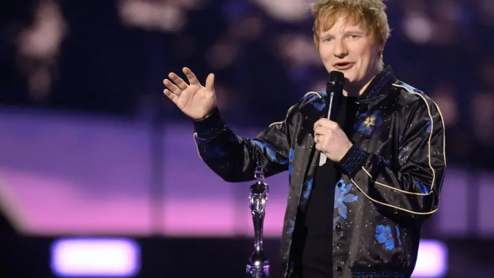 Ed Sheeran steht auf der Bühne und nimmt den Preis für den Songwriter des Jahres bei den Brit Awards 2022 entgegen. Seine musikalische Karriere hat er fest im Blick. (Foto: Joel C Ryan/Invision via AP/dpa)