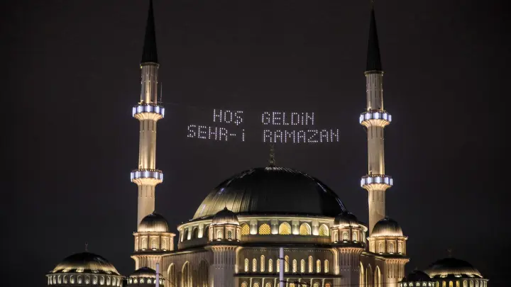 Erste Nacht des muslimischen heiligen Monats Ramadan in der Großen Moschee Hagia Sophia in Istanbul. (Foto: Abed Alrahman Alkahlout/Quds Net News via ZUMA Press/dpa)