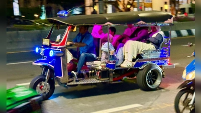 Für Touristen aus aller Welt gehört eine Fahrt mit einem knatternden Tuk-Tuk zum Bangkok-Besuch einfach dazu. (Foto: Carola Frentzen/dpa)