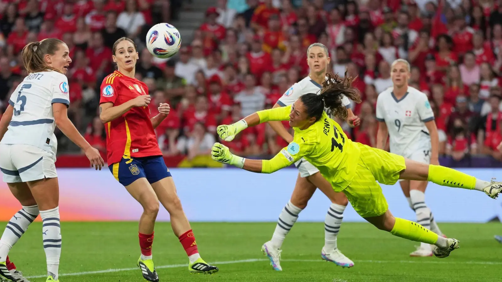 Schöne Flugshow: Schweiz-Torhüterin Livia Peng. (Foto: Martin Meissner/AP/dpa)