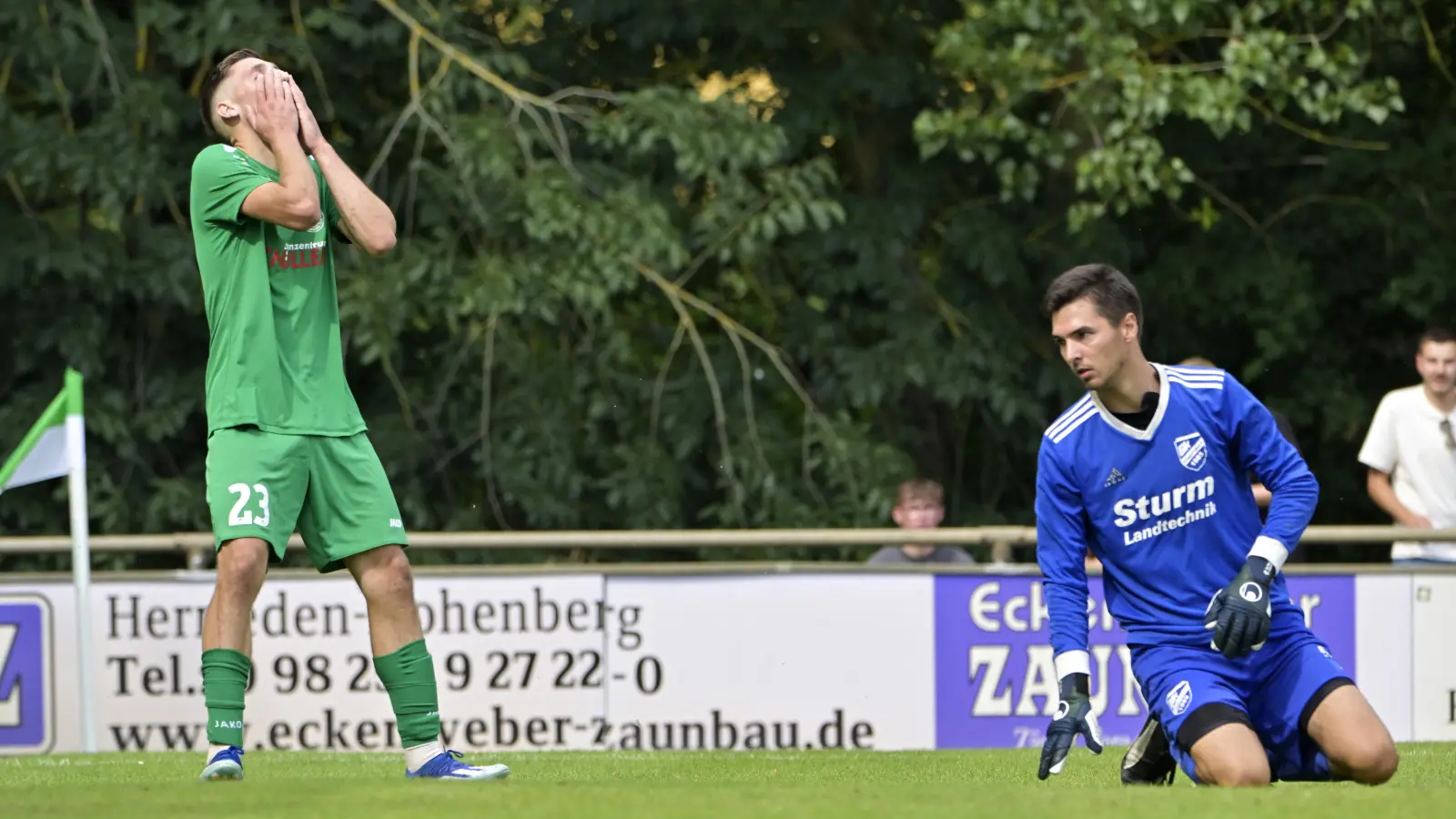 Michael Sperr kann es nicht fassen: Der Neuzugang der SG Herrieden hatte gegen Göggelsbuch kein Glück im Abschluss. DJK-Torhüter Marco Muschaweck (rechts) konnte damit gut leben. (Foto: Martin Rügner)