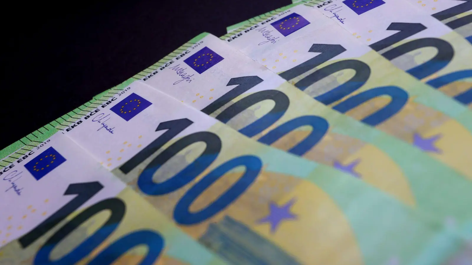 Nach offiziellen Zahlen hat Bayern in den ersten sechs Monaten bereits 6,672 Milliarden Euro überwiesen. (Symbolbild) (Foto: Karl-Josef Hildenbrand/dpa)