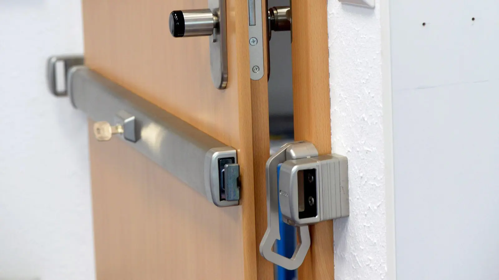 Gut gesichert gegen Einbruch ist die Tür mit einem Querriegelschloss. (Foto: Susann Prautsch/dpa-tmn)