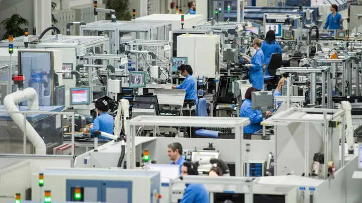 Das Siemens-Werk in Amberg. An diesem Standort wird Technik produziert, mit der Maschinen und Anlagen gesteuert und industrielle Fertigungen automatisiert werden. (Foto: picture alliance / dpa)