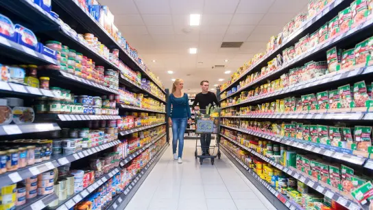 Oft lohnt es sich im Supermarkt Produkte zu vergleichen - wer sparen will, sollte aber nicht nur auf die Preisschilder schauen. (Foto: Benjamin Nolte/dpa-tmn)